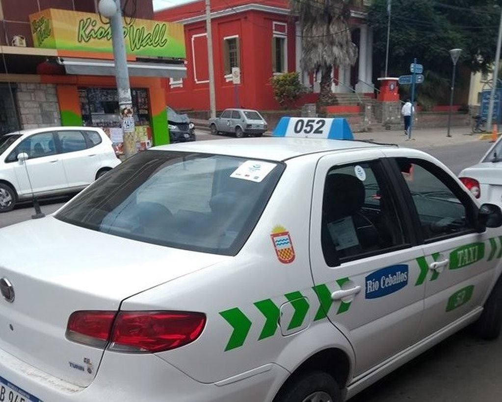 En Río Ceballos, los taxis comenzaron a recibir tarjetas de débito o crédito para pagar los viajes.
