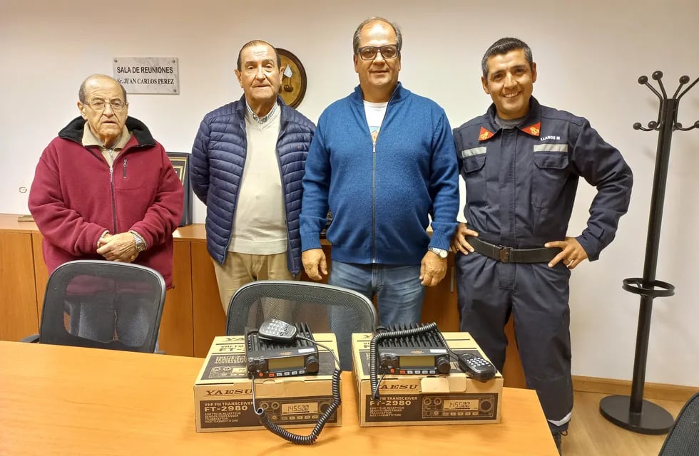 El Club Cazadores Tres Arroyos entregó dos radios base a los Bomberos Voluntarios de la ciudad