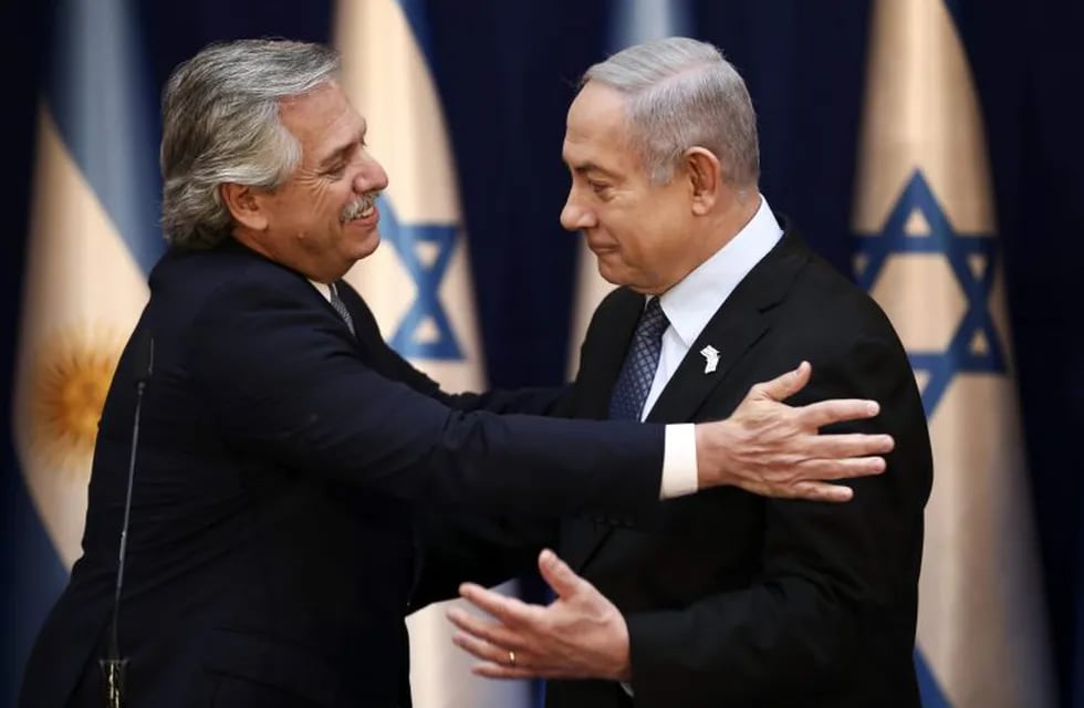 Benjamin Netanyahu y Alberto Fernandez. (AFP)