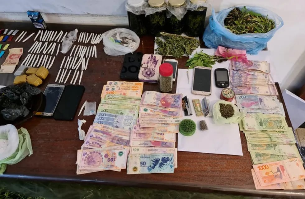 Cigarrillos de marihuana, cocaína, celulares y dinero en efectivo fueron alguno de los elementos secuestrados durante los allanamientos. Gentileza Ministerio de Seguridad
