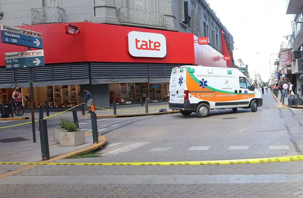 Por el hecho de sangre se hizo un cerco policial, en pleno centro de Río Cuarto (foto, Puntal).