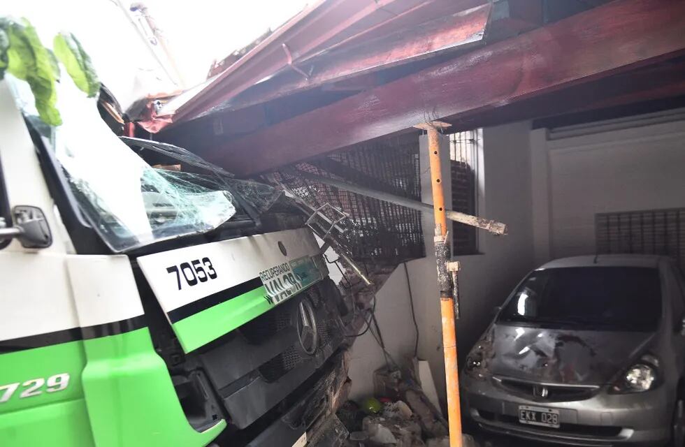No pueden remover el camión porque la vivienda tiene peligro de derrumbe. (Ramiro Pereyra)