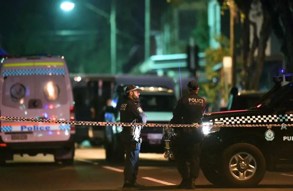SYD. Sydney (Australia), 29/07/2017.- Australian Federal Police (AFP) and NSW Police officers are seen during counter-terrorism raids in Surry Hills, Sydney, New South Wales (NSW), Australia, 29 July 2017. Four men have been arrested after the NSW Joint Counter Terrorism team conducted raids throughout Sydney suburbs late in the day. (Terrorismo) EFE/EPA/SAM MOOY AUSTRALIA AND NEW ZEALAND OUT