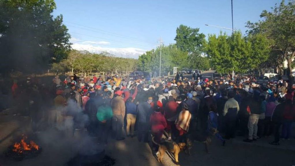 Vecinos de Tupungato prenden fuego frente a la Comisaría en pedido de justicia. (Gentileza)