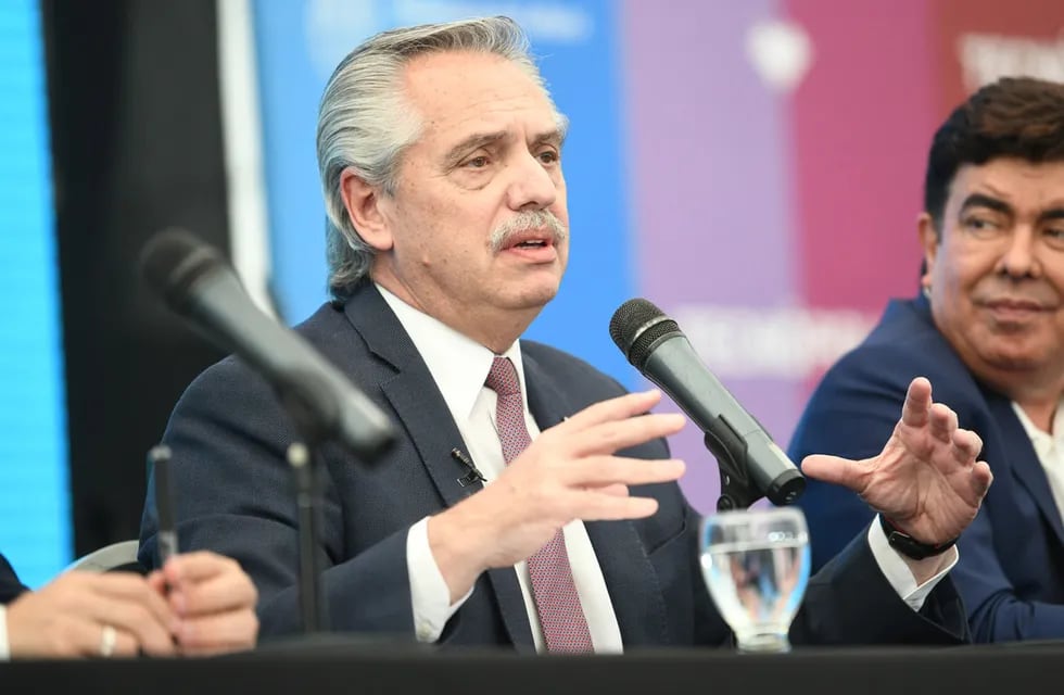 El presidente Alberto Fernández analiza la forma para pagar el bono de fin de año a los trabajadores.