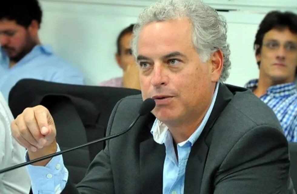 El diputado provincial Hugo Domínguez acusó de corrupción al gobernador de Domingo Peppo.