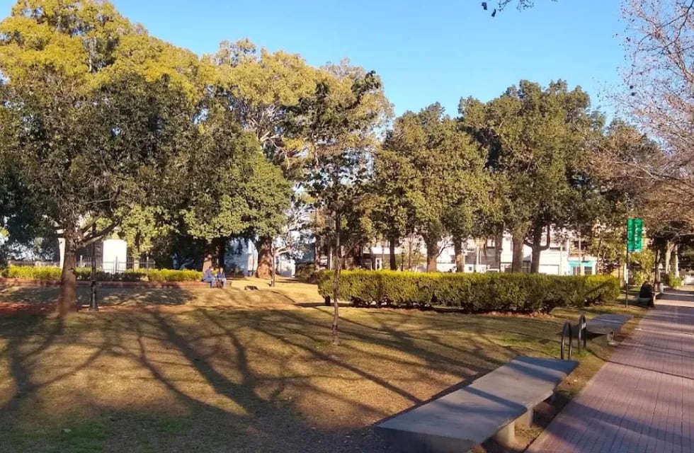 La Plaza Santos Dumont se ubica sobre el cruce de Freyre y Álvarez Thomas en la zona norte de Rosario.