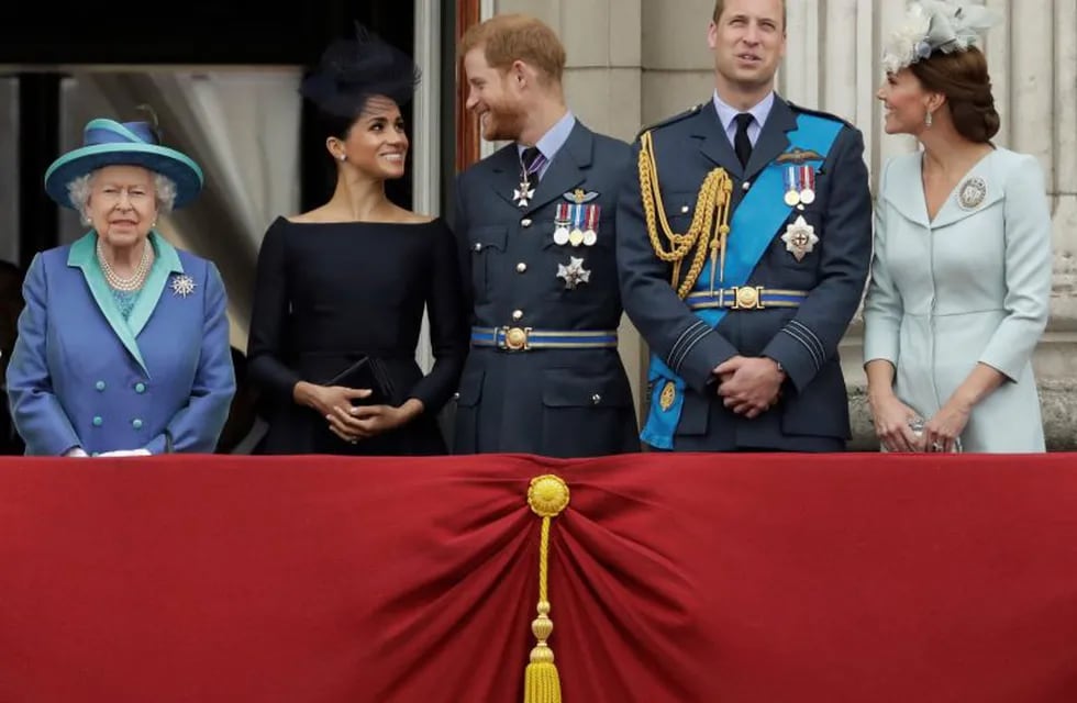 La reina Elizabeth II, Meghan, el príncipe Harry, el príncipe William y Kate (AFP)