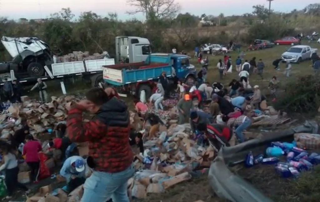 La Policía de Corrientes confirmó que el dueño del camión donó parte de la mercadería.