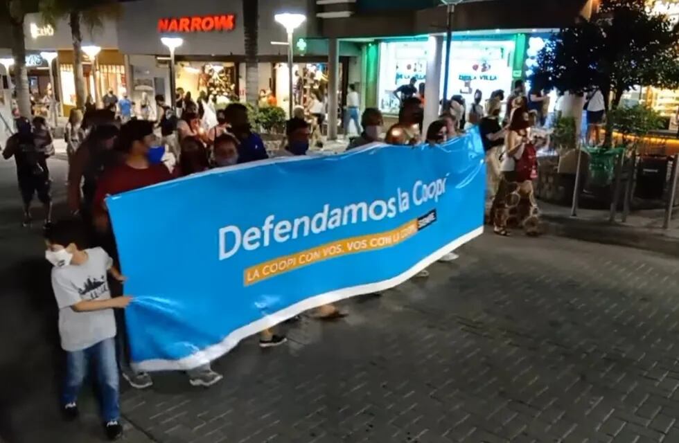 Trabajadores y representantes de la prestataria se movilizaron este sábado por las calles de Carlos Paz. (Foto: captura / video VillaNos Radio Carlos Paz).