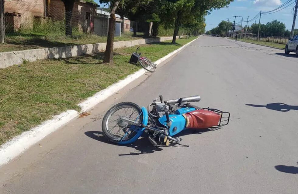 La moto en la que se trasladaba el joven accidentado (La Reforma)