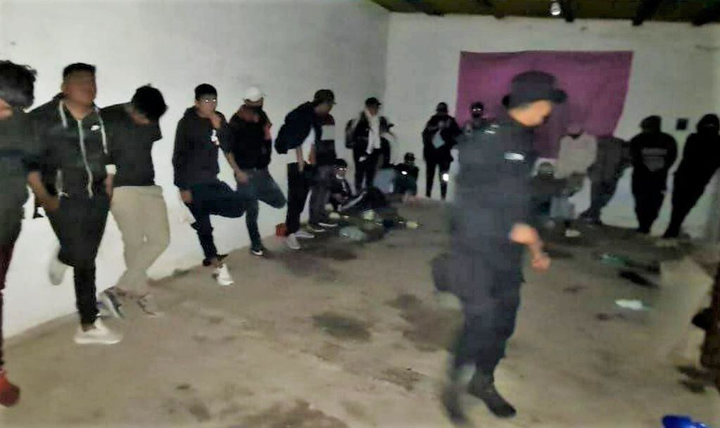 En Palpalá, la Policía halló a 36 personas en una fiesta clandestina.