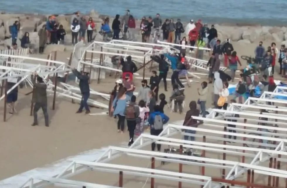 Vecinos protestaron por falta de espacio público en playas: quitaron un cerco y carpas de Perla Norte (captura de pantalla)
