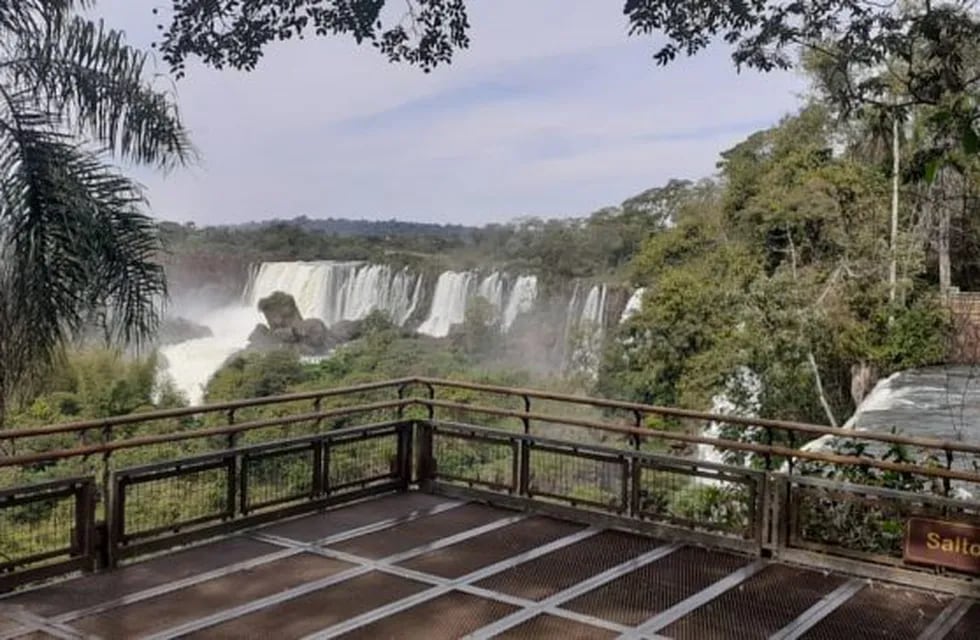 Poca gente caminó el sábado en Cataratas del Iguazú.