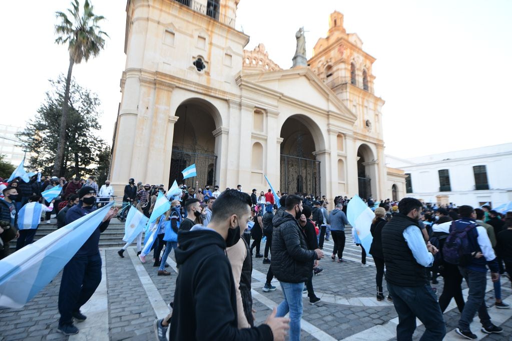Cientos de cordobeses se movilizaron en contra de las restricciones sanitarias (José Hernández)