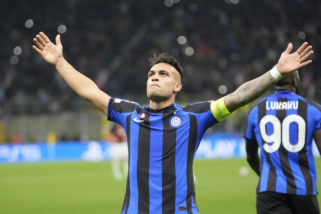 Lautaro Martínez celebra tras anotar el primer gol del Inter. (AP Foto/Luca Bruno)