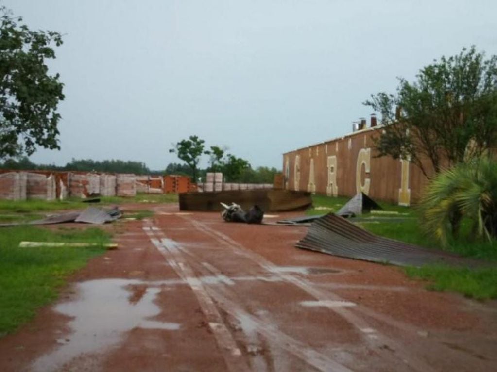 El temporal en Candelaria levantó los techos de la fábrica de cerámicas, Garcia. (Foto: María Rosa Fernández).