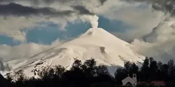 Neuquén bajo alerta por una posible erupción del volcán Villarrica, ubicado en Chile