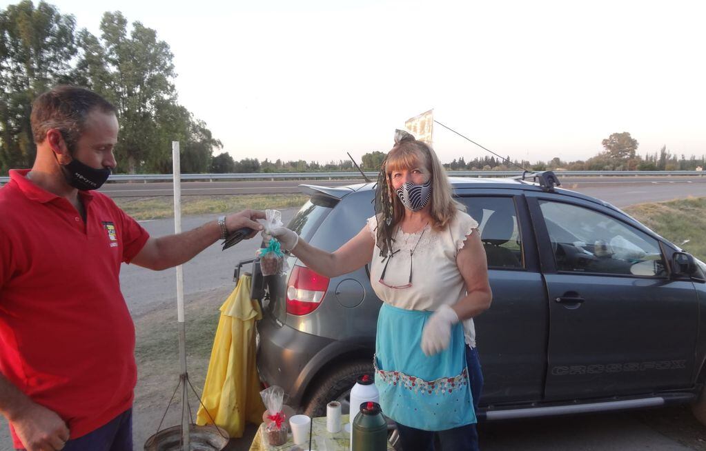 Es docente jubilada y vende café en la ruta para sobrevivir. Aquí, le entrega el café a un cliente en Las Catitas.