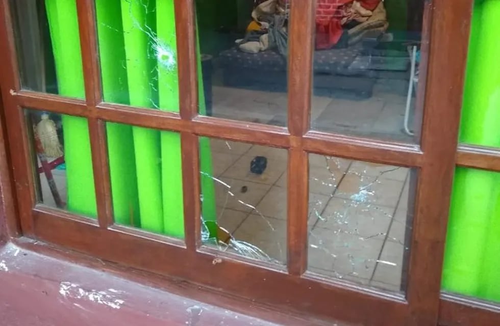Los proyectiles destrozaron una de las ventanas en el Fonavi de Alice y Lamadrid. (@joseljuarezjose)