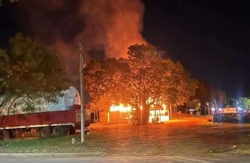 Un local gastronómico terminó destruido por un incendio en Puerto Iguazú.