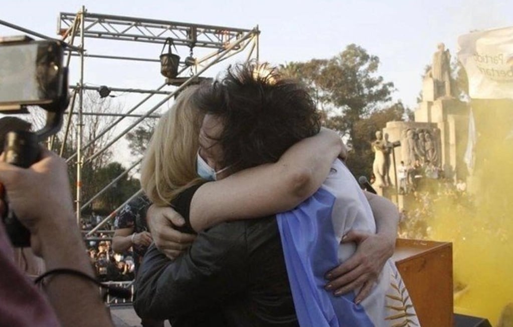 El abrazo entre Karina y Javier Milei, en uno de los actos políticos del diputado y economista.