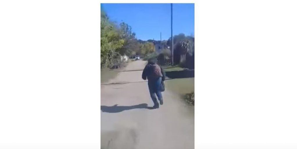 El hombre corre y se tapa su cara para que no aparezcan en el vídeo (Captura vídeo).