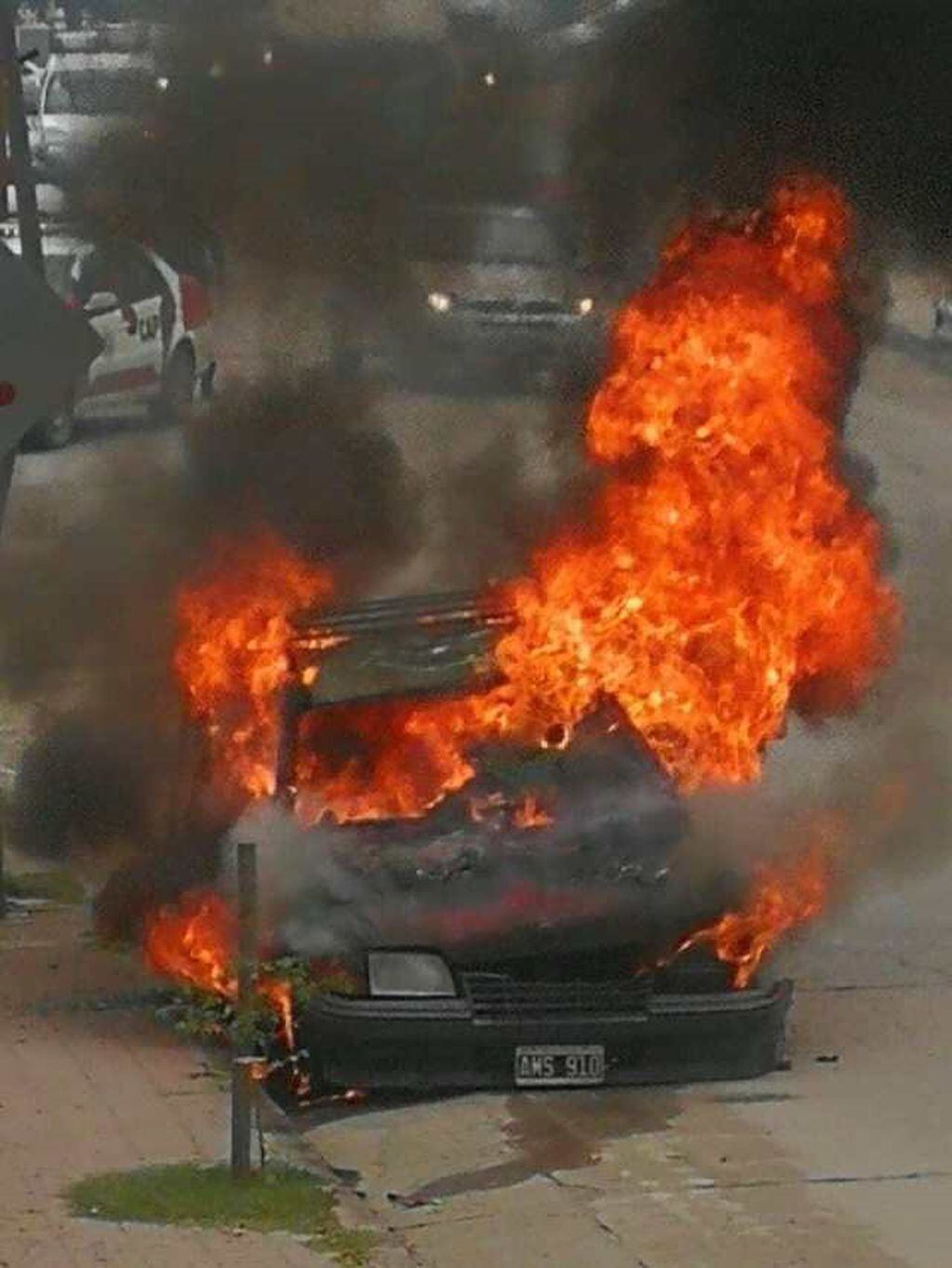 La camioneta Chevrolet se incendió en su totalidad.
