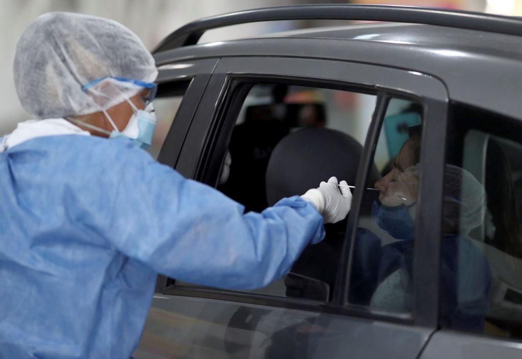 Un trabajador de la salud toma una muestra de coronavirus. (Foto: REUTERS / Agustin Marcarian)