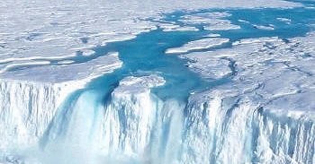 Cataratas y ríos en la Antártida.