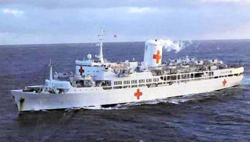 El buque hospital británico SS Uganda. Un crucero de la compañía P&O, que fue requisado por la Armada Real para la guerra de las Malvinas. 