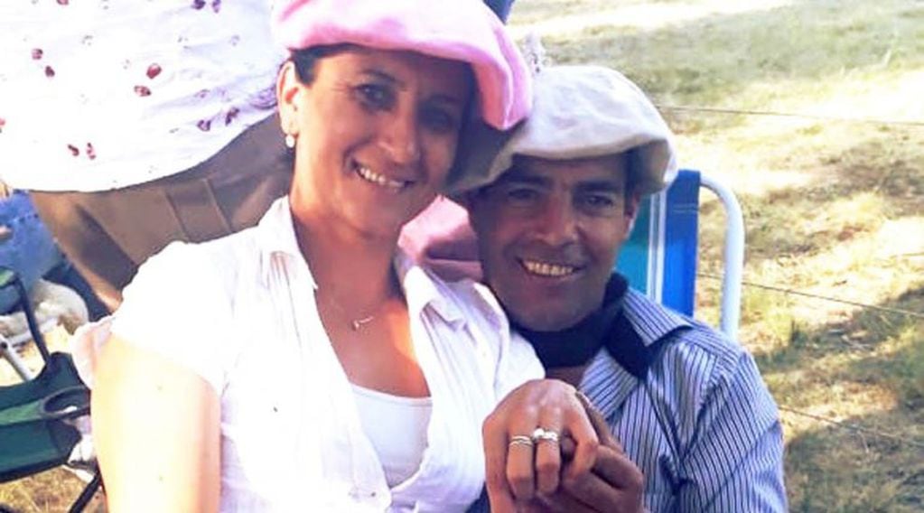 Marta Heredia luciendo el anillo de compromiso junto a Pablo Castagno (Infotec)