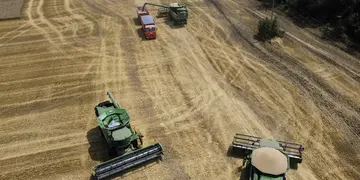 Agricultores cosechan con maquinaria un campo de trigo en Ucrania el 21 de julio de 2021.  (AP /Archivo)