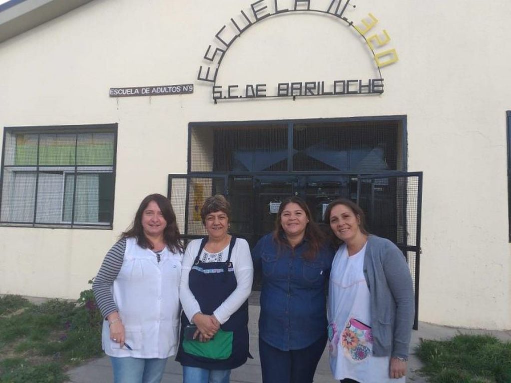 Directora, docentes y la madre de Gimena frente al establecimiento educativo (Foto: Bariloche2000).