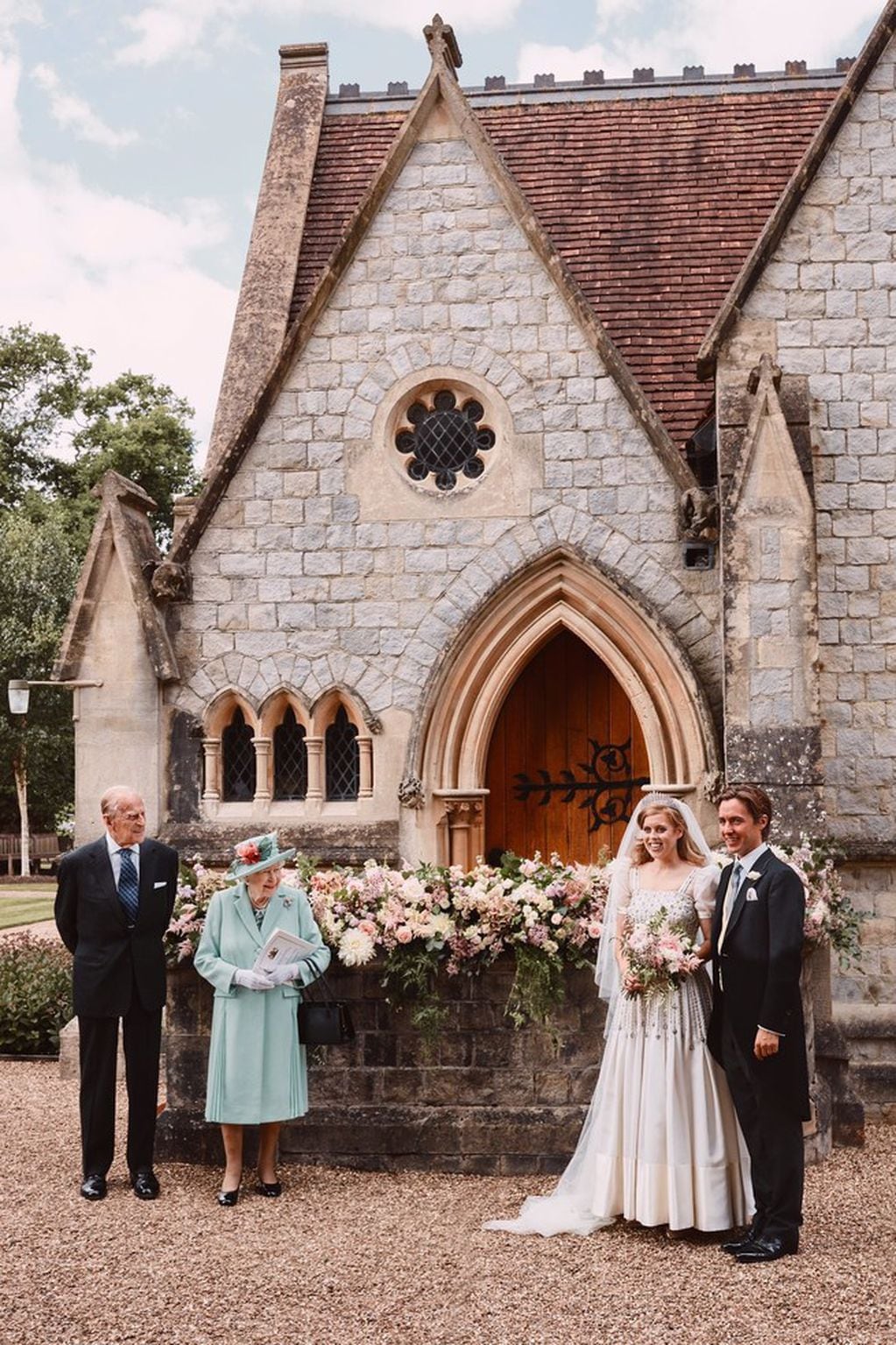 Beatriz de York y su esposo junto a la reina y el duque. (Instagram/@theroyalfamily)