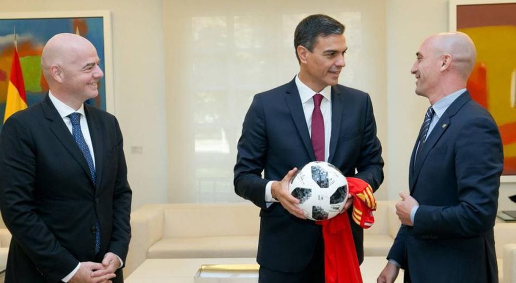 Infantino junto con el presidente español y el de la Real Federación Española de Fútbol.