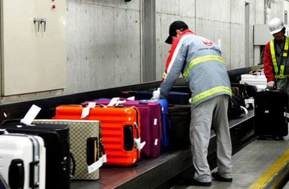 Secreto revelado: un empleado mostró cómo y por qué algunas valijas salen primero en las cintas de los aeropuertos