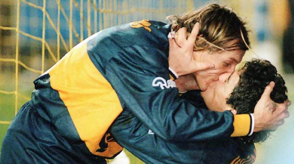 El famoso beso entre Claudio Caniggia y Diego Maradona (Foto: Marca).