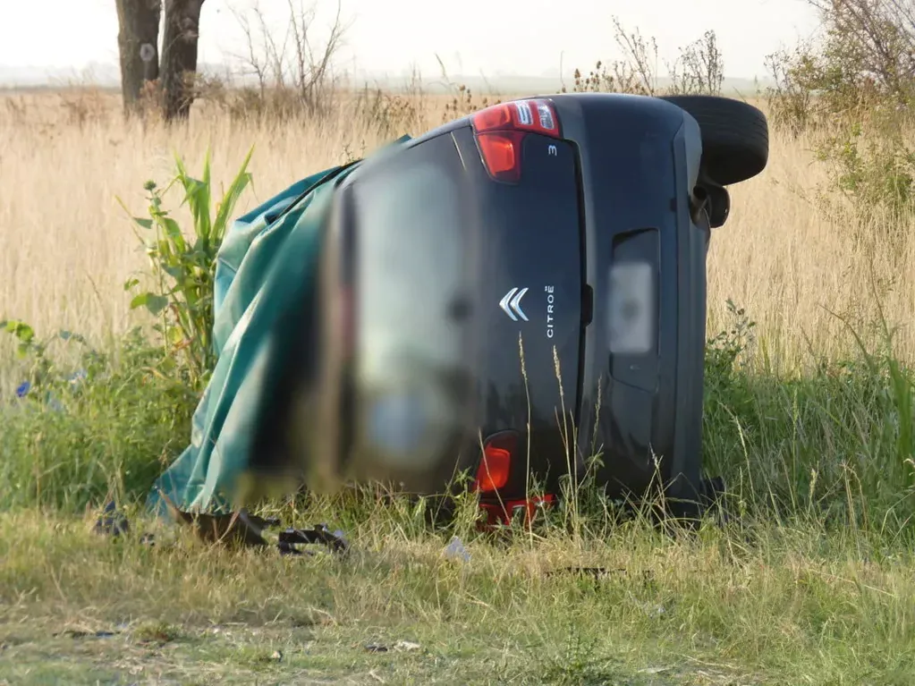 El Citroën C3 en el que murieron sus cinco ocupantes quedó volcado en la banquina. Gentileza Los Andes