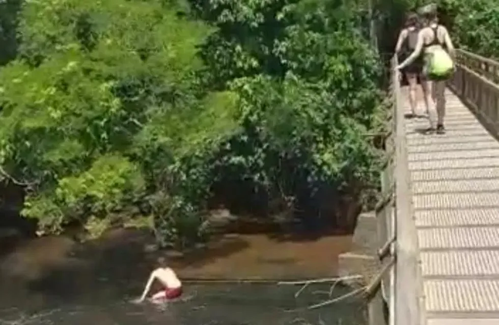 Captan a un turista francés bañándose en las aguas de las Cataratas.