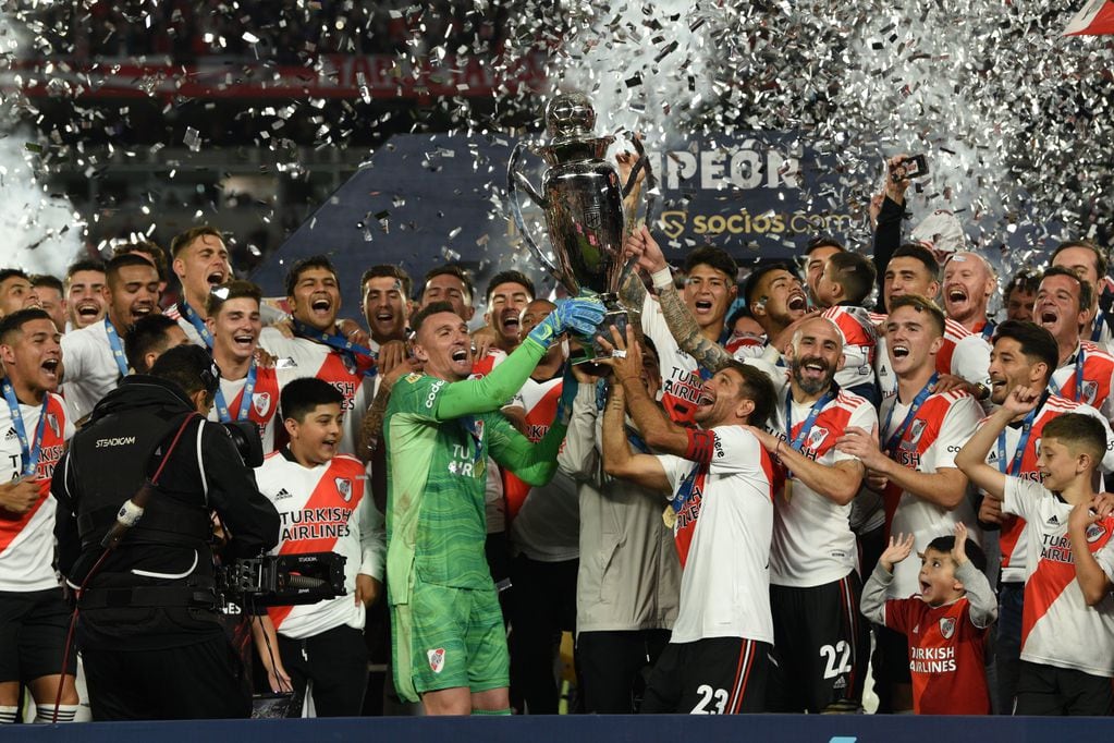 El plantel de River Plate, último campeón, levanta la copa del torneo de la Liga Profesional de Fútbol. 