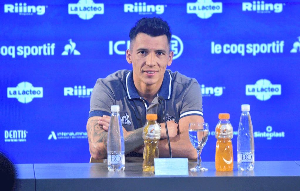 Rubén Botta tuvo su presentación oficial como jugadores Talleres. (Pedro Castillo / La Voz)