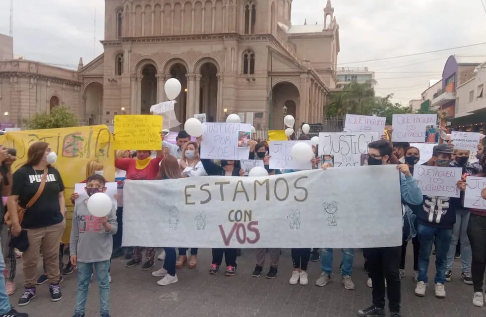 Marcha reclamando justicia por la muerte de Zoe en La Rioja (@LineasNoticias).