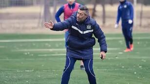 Pedro Caixinha dirige la práctica de Talleres en el predio Amadeo Nuccetelli