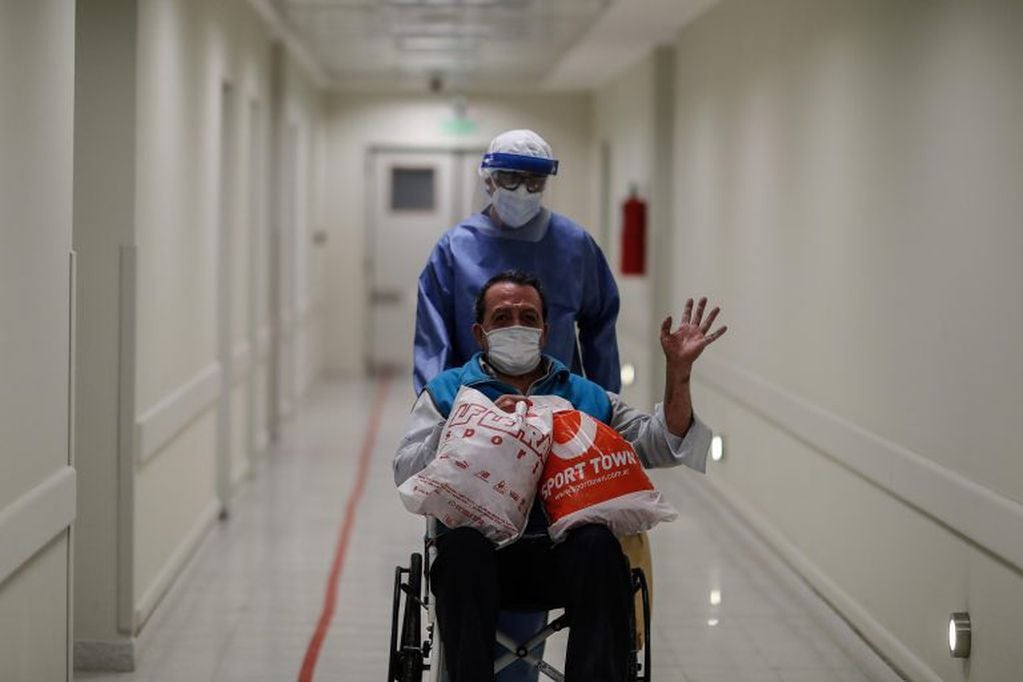 Un paciente recuperado de COVID-19 saluda luego de ser dado de alta del Hospital del Bicentenario de Esteban Echeverria el 30 de julio de 2020, en Buenos Aires (Argentina). (Foto: EFE/ Juan Ignacio Roncoroni)