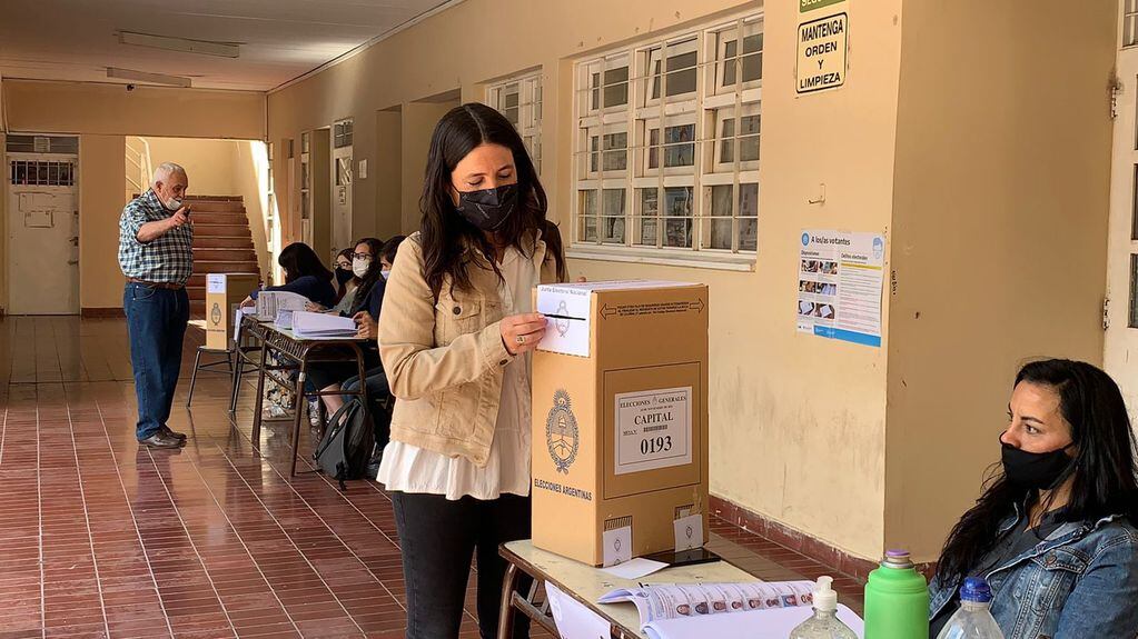 La candidata Noelia Barbeito votando en Ciudad.