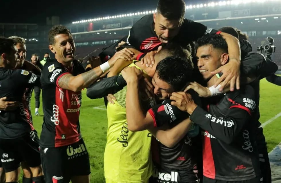 Este viernes Colón juega la final Copa de la Liga ante Racing y las promesas sobran (Los Andes).