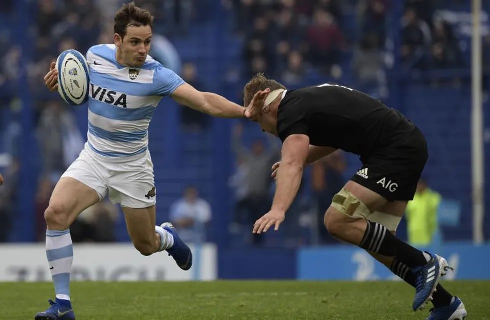 (FILES) In this file photo taken on July 20, 2019 Argentina's Los Pumas flyhalf Nicolas Sanchez (L) runs through a tackle by New Zealand's All Blacks flanker Sam Cane during a Rugby Championship match at Jose Amalfitani stadium in Buenos Aires. (Photo by JUAN MABROMATA / AFP)