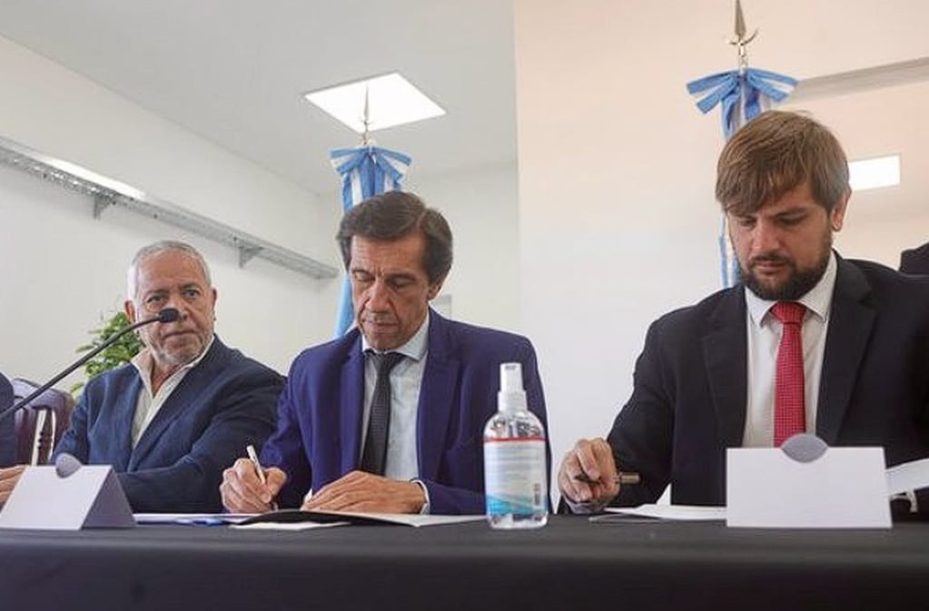 Abud Robles, Sadir y Lello Ivacevich, al momento de firmar el convenio de colaboración entre Zona Franca Perico y Zona Franca Santafesina.