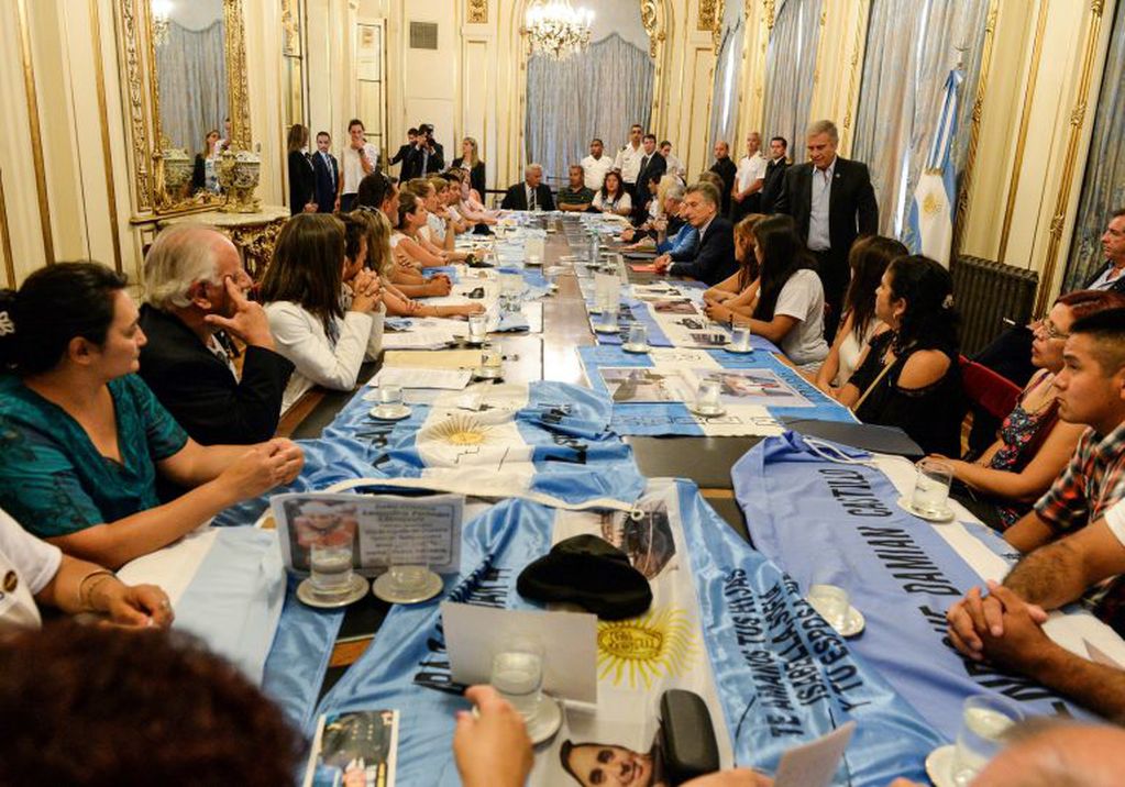 El presidente argentino, Mauricio Macri, se reúne el 06/02/2018 en Buenos Aires, Argentina, con los familiares de los 44 tripulantes del submarino ARA "San Juan", desaparecido hace más de 80 días cuando navegaba en el Atlántico Sur. 
(Vinculado al texto de dpa "Macri recibe a familias de los tripulantes del submarino desaparecido" del 06/01/2018) Foto: Especial/NOTIMEX/dpa +++ dpa-fotografia +++